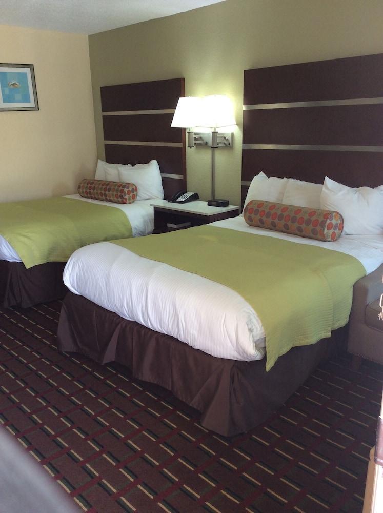 Days Inn By Wyndham Cornelia Bagian luar foto