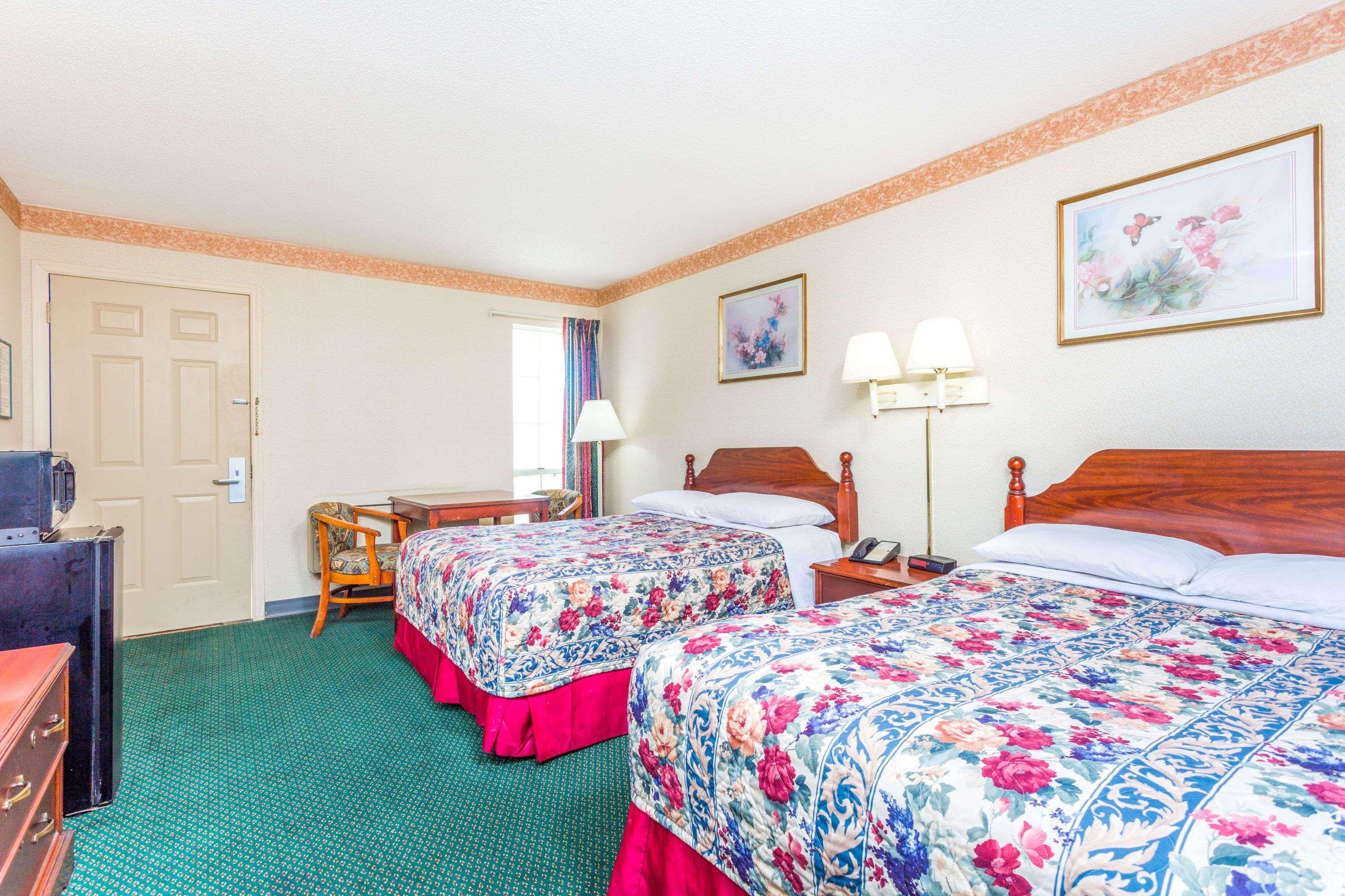 Days Inn By Wyndham Cornelia Bagian luar foto