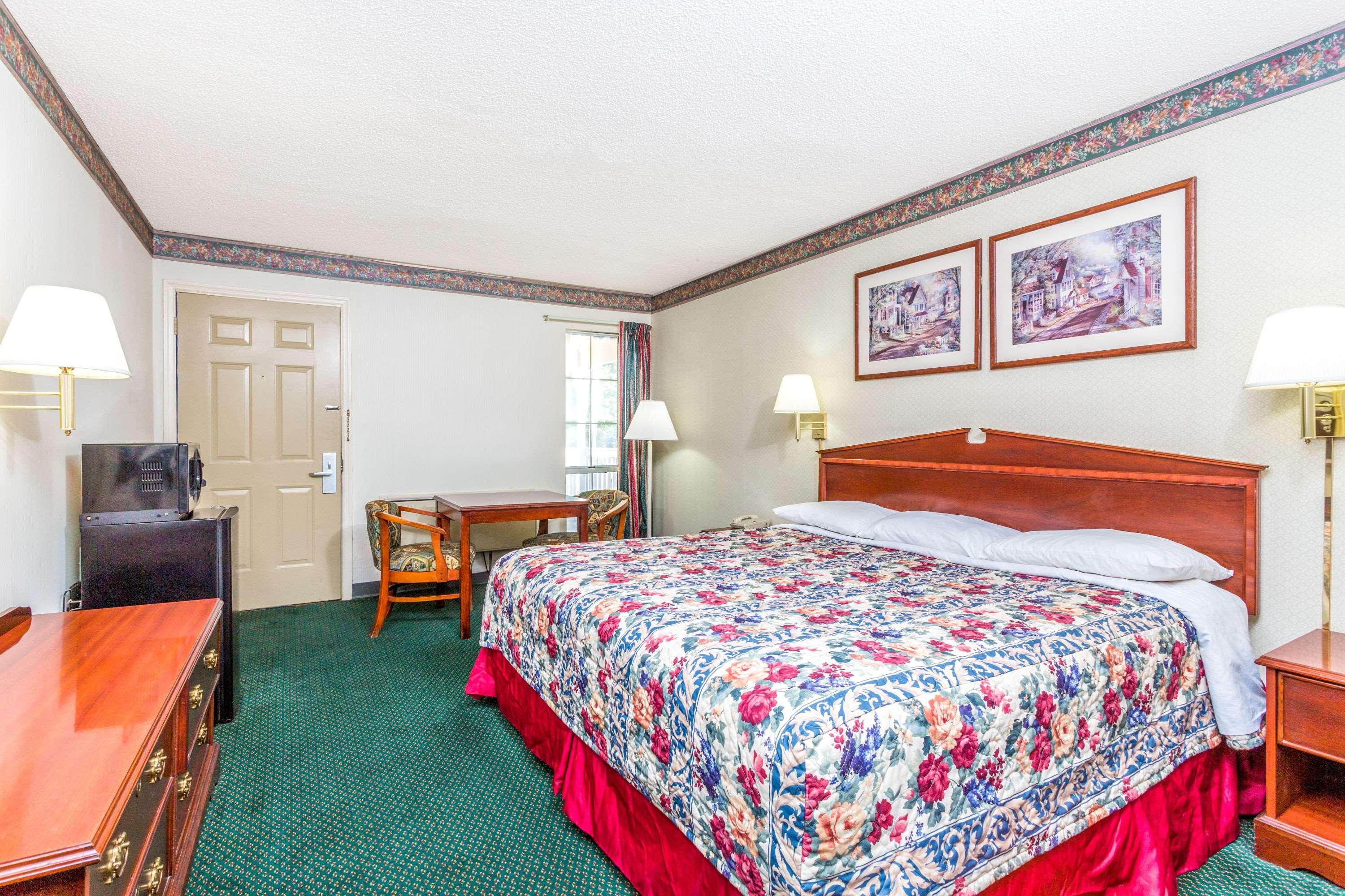 Days Inn By Wyndham Cornelia Bagian luar foto