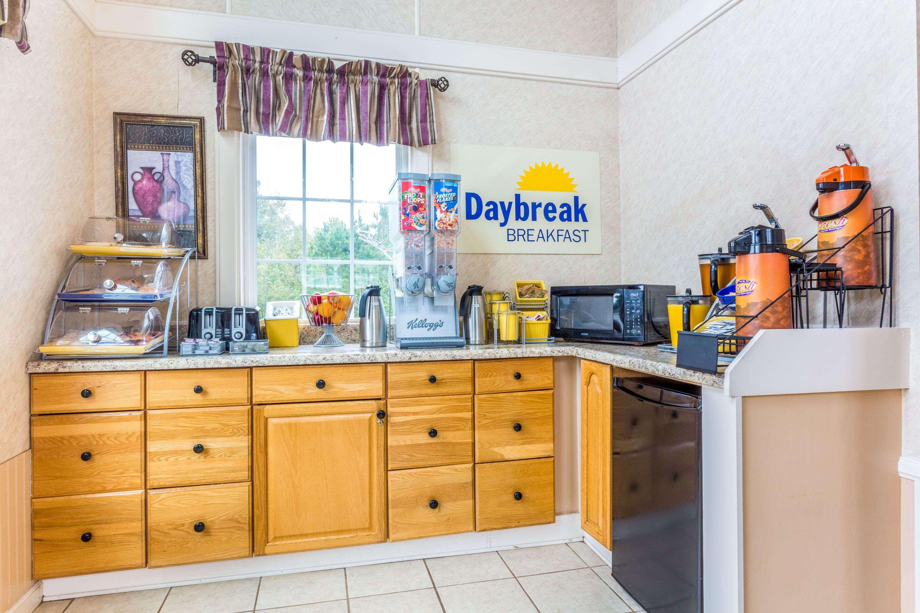 Days Inn By Wyndham Cornelia Bagian luar foto