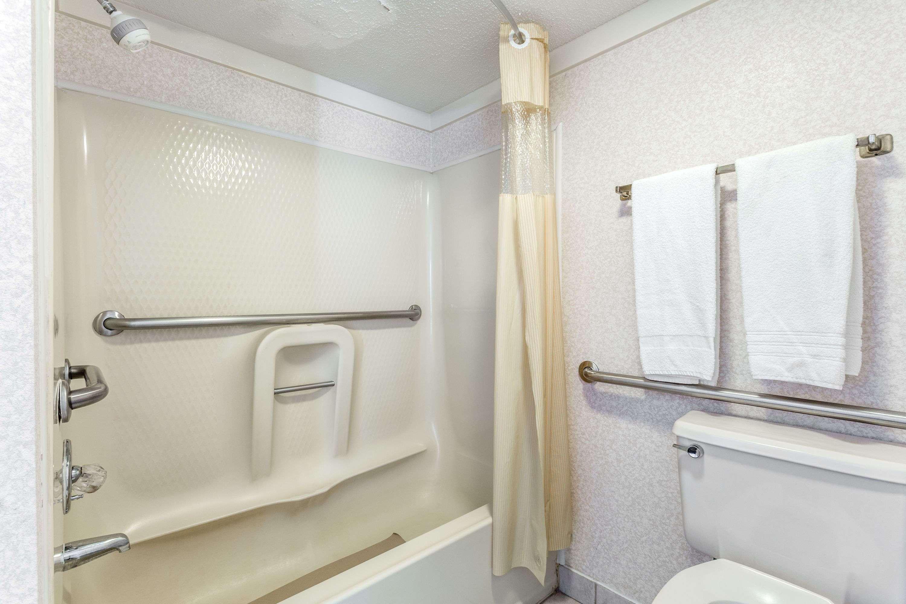Days Inn By Wyndham Cornelia Bagian luar foto