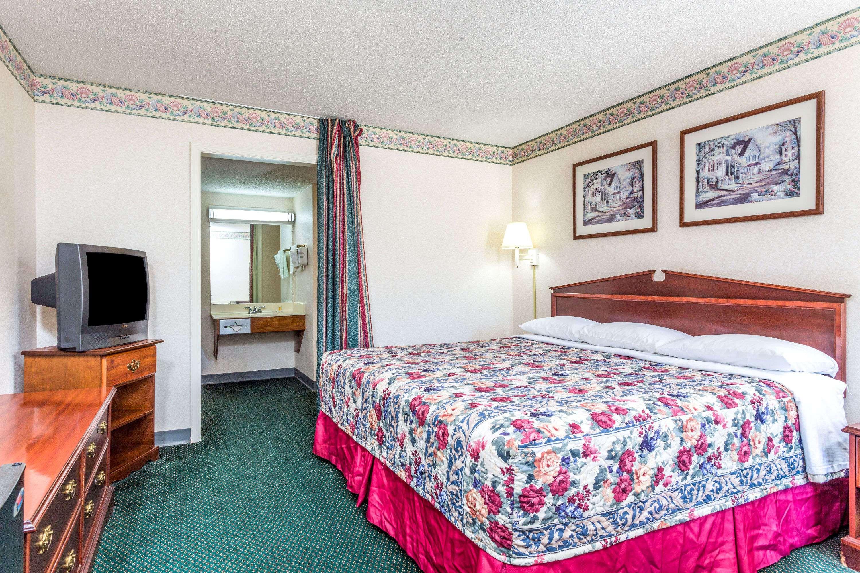 Days Inn By Wyndham Cornelia Bagian luar foto