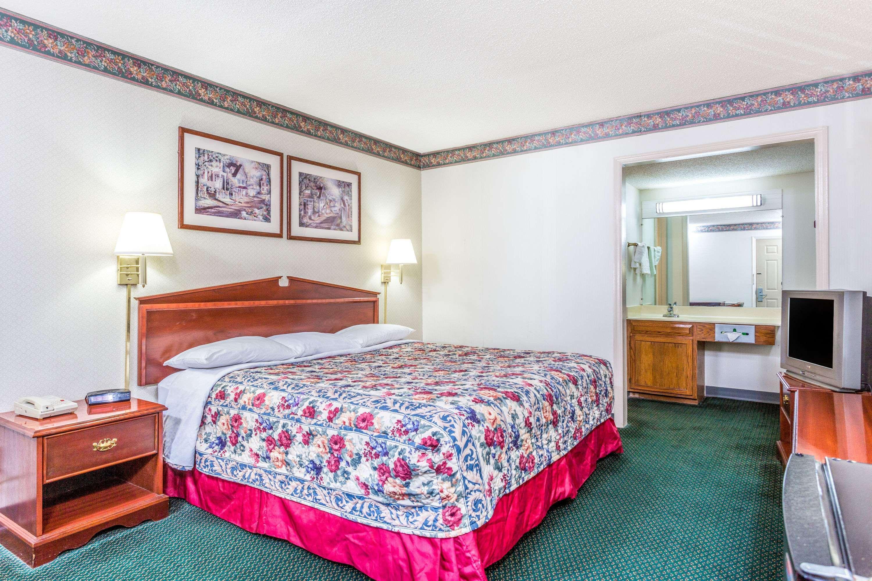 Days Inn By Wyndham Cornelia Bagian luar foto