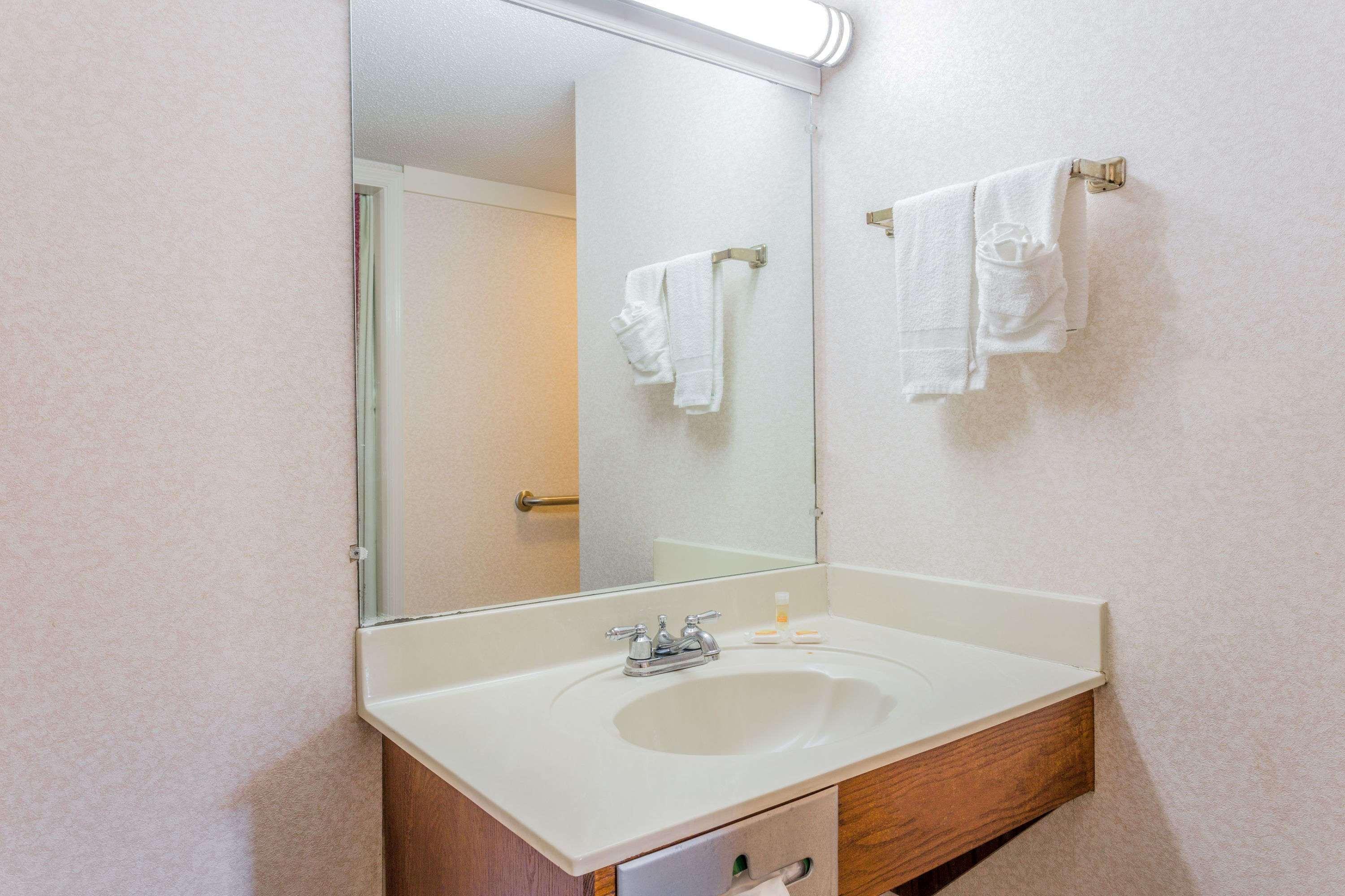 Days Inn By Wyndham Cornelia Bagian luar foto