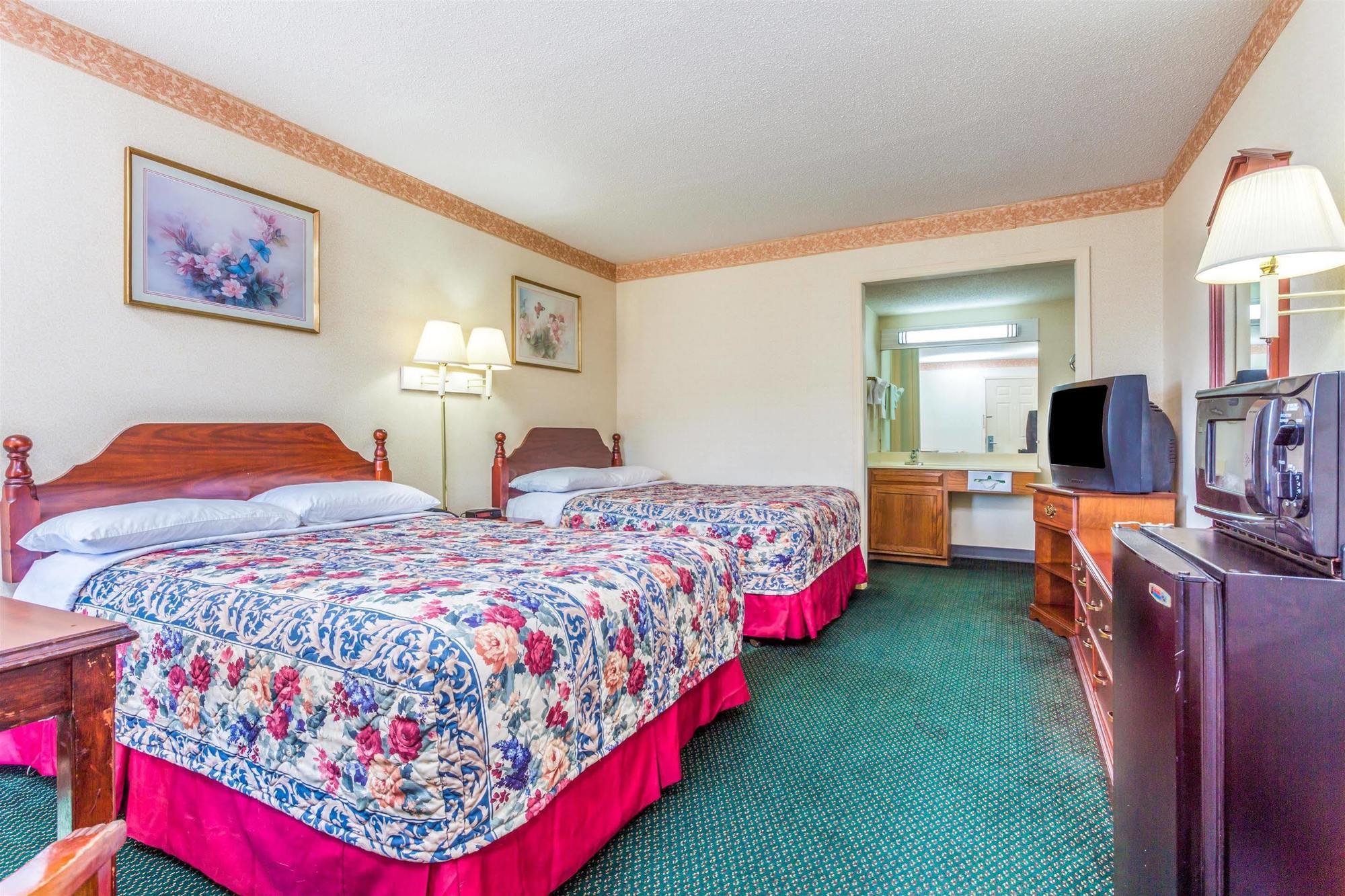 Days Inn By Wyndham Cornelia Bagian luar foto