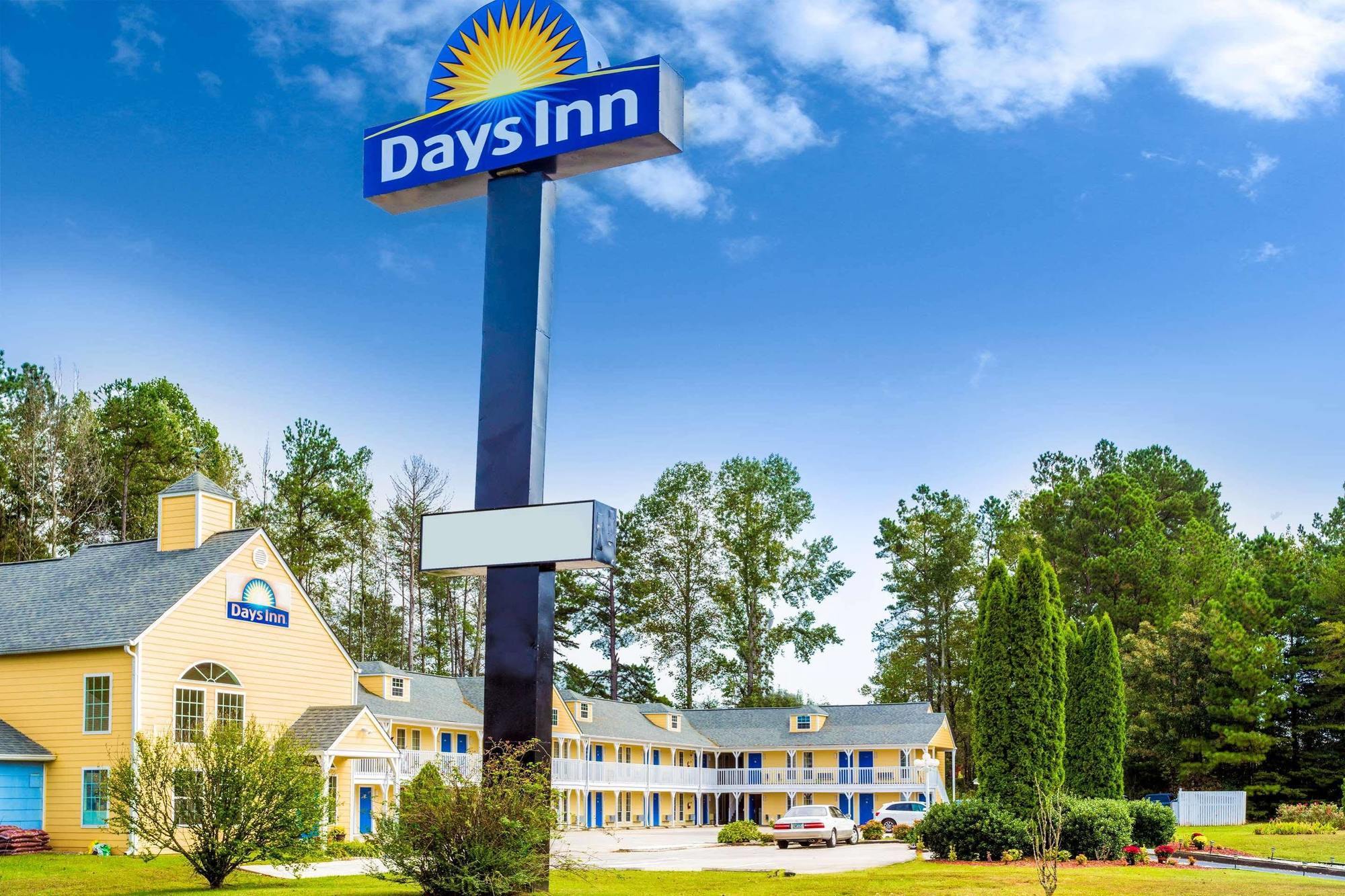 Days Inn By Wyndham Cornelia Bagian luar foto