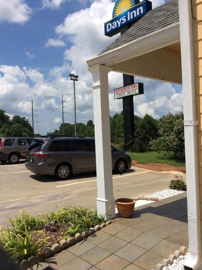Days Inn By Wyndham Cornelia Bagian luar foto